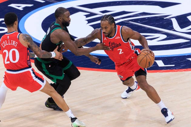 January 3, 2026, Inglewood, California, USA: Kawhi Leonard 2 of the Los Angeles Clippers drives to the basket as Jaylen Brown 7 of the Boston Celtics defends during their regular season NBA, Basketball Herren, USA game on Saturday January 3, 2026 at Intuit Dome in Inglewood, California. Clippers lose to Celtics, 146-115. ARIANA RUIZ PI Inglewood USA - ZUMAp124 20260103_zaa_p124_011 Copyright: xArianaxRuizx