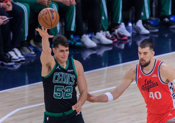 January 3, 2026, Inglewood, California, USA: Luka Garza 52 of the Boston Celtics passes the ball as Ivica Zubac 40 of the Los Angeles Clippers defends during their regular season NBA, Basketball Herren, USA game on Saturday January 3, 2026 at Intuit Dome in Inglewood, California. Clippers lose to Celtics, 146-115. ARIANA RUIZ PI Inglewood USA - ZUMAp124 20260103_zaa_p124_014 Copyright: xArianaxRuizx