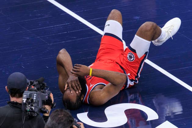 January 3, 2026, Inglewood, California, USA: James Harden 1 of the Los Angeles Clippers falls to the floor after being scratched in the face during their regular season NBA, Basketball Herren, USA game against the Boston Celtics on Saturday January 3, 2026 at Intuit Dome in Inglewood, California. Clippers lose to Celtics, 146-115. ARIANA RUIZ PI Inglewood USA - ZUMAp124 20260103_zaa_p124_016 Copyright: xArianaxRuizx