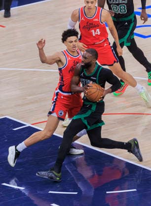 January 3, 2026, Inglewood, California, USA: Jaylen Brown 7 of the Boston Celtics drives to the basket to reach 50 points as Kobe Sanders 4 of the Los Angeles Clippers defends during their regular season NBA, Basketball Herren, USA game on Saturday January 3, 2026 at Intuit Dome in Inglewood, California. Clippers lose to Celtics, 146-115. ARIANA RUIZ PI Inglewood USA - ZUMAp124 20260103_zaa_p124_020 Copyright: xArianaxRuizx