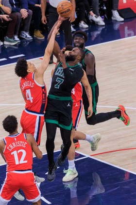 January 3, 2026, Inglewood, California, USA: Jaylen Brown 7 of the Boston Celtics shoots a floater for a 50 point game as Kobe Sanders 4 of the Los Angeles Clippers defends during their regular season NBA, Basketball Herren, USA game on Saturday January 3, 2026 at Intuit Dome in Inglewood, California. Clippers lose to Celtics, 146-115. ARIANA RUIZ PI Inglewood USA - ZUMAp124 20260103_zaa_p124_021 Copyright: xArianaxRuizx