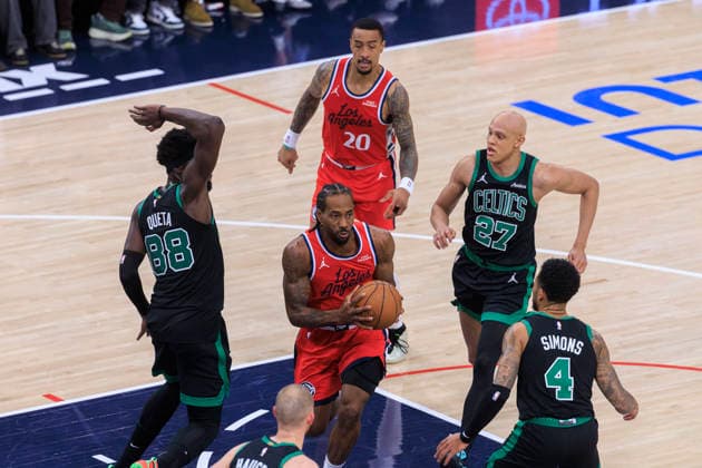January 3, 2026, Inglewood, California, USA: Neemias Queta 88, Jordan Walsh 27 and Anfernee Simons 4 of the Boston Celtics guard Kawhi Leonard 2 of the Los Angeles Clippers during their regular season NBA, Basketball Herren, USA game on Saturday January 3, 2026 at Intuit Dome in Inglewood, California. Clippers lose to Celtics, 146-115. ARIANA RUIZ PI Inglewood USA - ZUMAp124 20260103_zaa_p124_023 Copyright: xArianaxRuizx