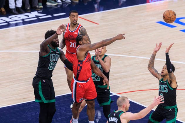 January 3, 2026, Inglewood, California, USA: Kawhi Leonard 2 of the Los Angeles Clippers passes the ball as Neemias Queta 88, Jordan Walsh 27 and Anfernee Simons 4 of the Boston Celtics defend during their regular season NBA, Basketball Herren, USA game on Saturday January 3, 2026 at Intuit Dome in Inglewood, California. Clippers lose to Celtics, 146-115. ARIANA RUIZ PI Inglewood USA - ZUMAp124 20260103_zaa_p124_024 Copyright: xArianaxRuizx