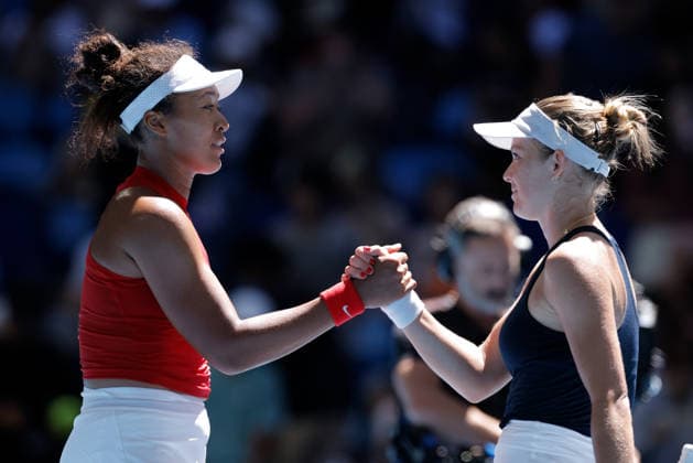 TENNIS UNITED CUP PERTH, Naomi Osaka (left) of Japan is congratulated by Katie Swan of Great Britain after winning the United Cup day three match between the Great Britain and Japan at RAC Arena in Perth, Sunday, January 4, 2026. ( NO ARCHIVING, EDITORIAL USE ONLY PERTH WESTERN AUSTRALIA AUSTRALIA  Copyright: xRICHARDxWAINWRIGHTx 20260104148489652659
