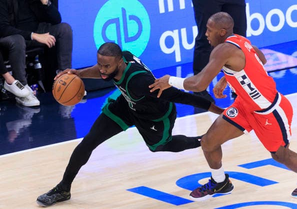 January 3, 2026, Inglewood, California, USA: Jaylen Brown 7 of the Boston Celtics runs down the sideline as Kris Dunn 8 of the Los Angeles Clippers defends during their regular season NBA, Basketball Herren, USA game on Saturday January 3, 2026 at Intuit Dome in Inglewood, California. Clippers lose to Celtics, 146-115. ARIANA RUIZ PI Inglewood USA - ZUMAp124 20260103_zaa_p124_034 Copyright: xArianaxRuizx