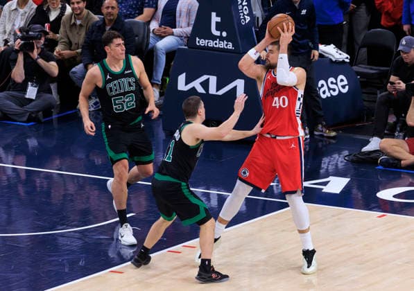 January 3, 2026, Inglewood, California, USA: Ivica Zubac 40 of the Los Angeles Clippers passes the ball as Luka Garza 52 and Payton Pritchard 11 of the Boston Celtics defend during their regular season NBA, Basketball Herren, USA game on Saturday January 3, 2026 at Intuit Dome in Inglewood, California. Clippers lose to Celtics, 146-115. ARIANA RUIZ PI Inglewood USA - ZUMAp124 20260103_zaa_p124_037 Copyright: xArianaxRuizx