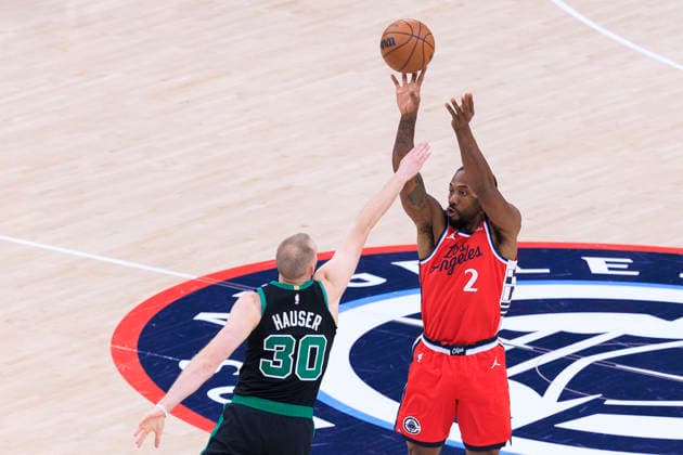 January 3, 2026, Inglewood, California, USA: Kawhi Leonard 2 of the Los Angeles Clippers puts up a shot over Sam Hauser 30 of the Boston Celtics during their 2025 NBA, Basketball Herren, USA regular season game against the Boston Celtics on Saturday January 3, 2026 at Intuit Dome Arena in Inglewood, California. Clippers lose to Celtics, 146-115. JAVIER ROJAS PI Inglewood USA - ZUMAp124 20260103_zaa_p124_044 Copyright: xJavierxRojasx