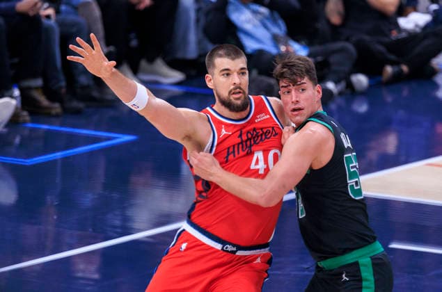 January 3, 2026, Inglewood, California, USA: Ivica Zubac 40 of the Los Angeles Clippers and Luka Garza 52 of the Boston Celtics battle for position during their 2025 NBA, Basketball Herren, USA regular season game on Saturday January 3, 2026 at Intuit Dome Arena in Inglewood, California. Clippers lose to Celtics, 146-115. JAVIER ROJAS PI Inglewood USA - ZUMAp124 20260103_zaa_p124_050 Copyright: xJavierxRojasx