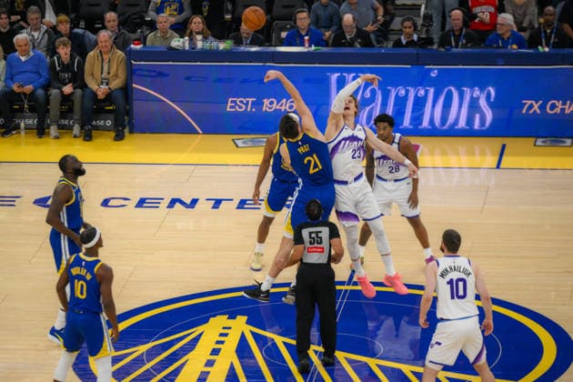 NBA, Basketball Herren, USA Utah Jazz vs Golden State Warriors in San Francisco SAN FRANCISCO, CALIFORNIA - JANUARY 3: The referee throws the ball to start the NBA game 16 between Utah Jazz and Golden State Warriors in San Francisco at Chase Center on January 3, 2026 in San Francisco, California, United States. Tayfun Coskun Anadolu California United States. Editorial use only. Please get in touch for any other usage.  Copyright: x2026xAnadoluxTayfunxCoskunx