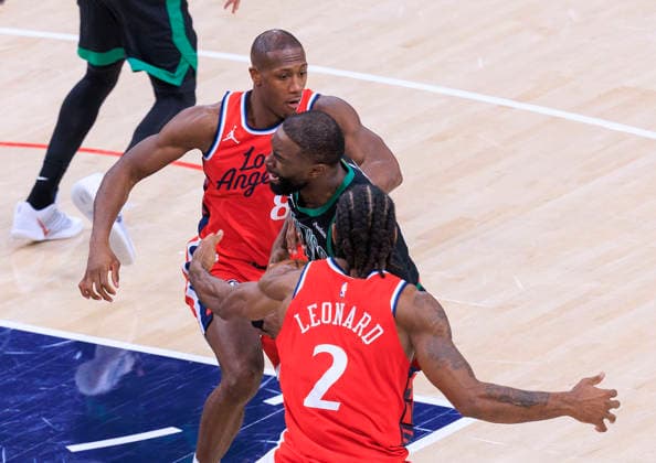 January 3, 2026, Inglewood, California, USA: Kris Dunn 8 and Kawhi Leonard 2 of the Los Angeles Clippers defend against Jaylen Brown 7 who goes for a shot during their 2025 NBA, Basketball Herren, USA regular season game on Saturday January 3, 2026 at Intuit Dome Arena in Inglewood, California. Clippers lose to Celtics, 146-115. JAVIER ROJAS PI Inglewood USA - ZUMAp124 20260103_zaa_p124_056 Copyright: xJavierxRojasx