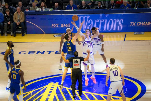 NBA, Basketball Herren, USA Utah Jazz vs Golden State Warriors in San Francisco SAN FRANCISCO, CALIFORNIA - JANUARY 3: The referee throws the ball to start the NBA game 16 between Utah Jazz and Golden State Warriors in San Francisco at Chase Center on January 3, 2026 in San Francisco, California, United States. Tayfun Coskun Anadolu California United States. Editorial use only. Please get in touch for any other usage.  Copyright: x2026xAnadoluxTayfunxCoskunx