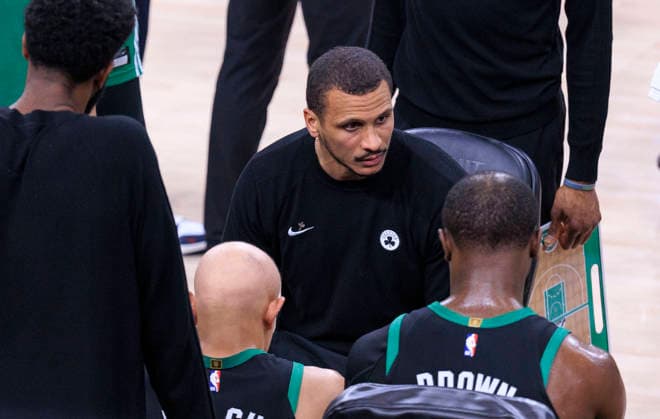 January 3, 2026, Inglewood, California, USA: Head coach, Joseph Mazzulla of the Boston Celtics gives instructions during a time out in their 2025 NBA, Basketball Herren, USA regular season game against the Los Angeles Clippers on Saturday January 3, 2026 at Intuit Dome Arena in Inglewood, California. Clippers lose to Celtics, 146-115. JAVIER ROJAS PI Inglewood USA - ZUMAp124 20260103_zaa_p124_069 Copyright: xJavierxRojasx