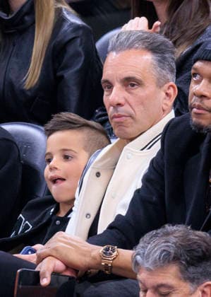 January 3, 2026, Inglewood, California, USA: Sebastian Maniscalco (R) and his son Caruso Maniscalco attend the 2025 NBA, Basketball Herren, USA regular season game between the Los Angeles Clippers and the Boston Celtics on Saturday January 3, 2026 at Intuit Dome Arena in Inglewood, California. Clippers lose to Celtics, 146-115. JAVIER ROJAS PI Inglewood USA - ZUMAp124 20260103_zaa_p124_075 Copyright: xJavierxRojasx