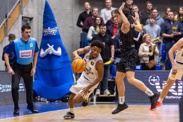 Keyshaun Langley HAKRO Merlins Crailsheim, 02 passes Kaya Bayram Tigers Tuebingen, 05 GER, HAKRO Merlins Crailsheim vs Tigers Tuebingen, Basketball, BARMER 2 Bundesliga Bundesliga, Pro A, Season 2025 2026, 16 Matchday, 03 01 2026 GER, HAKRO Merlins Crailsheim vs Tigers Tuebingen, Basketball, BARMER 2 Bundesliga Bundesliga, Pro A, Season 2025 2026, 16 Matchday, 03 01 2026 Ilshofen Copyright: xEibner-Pressefoto ArdanxFuessmanx EP_AFN