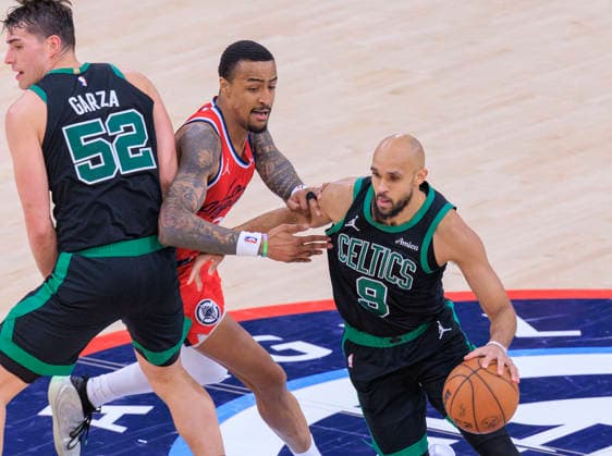 January 3, 2026, Inglewood, California, USA: Derrick White 9 of the Boston Celtics gets by John Collins 20 of the Los Angeles Clippers during their 2025 NBA, Basketball Herren, USA regular season game on Saturday January 3, 2026 at Intuit Dome Arena in Inglewood, California. Clippers lose to Celtics, 146-115. JAVIER ROJAS PI Inglewood USA - ZUMAp124 20260103_zaa_p124_091 Copyright: xJavierxRojasx