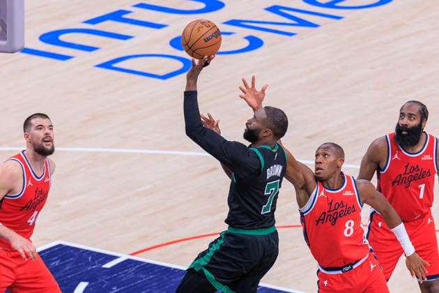January 3, 2026, Inglewood, California, USA: Jaylen Brown 7 of the Boston Celtics puts up a shot past Kris Dunn 8 of the Los Angeles Clippers during their 2025 NBA, Basketball Herren, USA regular season game on Saturday January 3, 2026 at Intuit Dome Arena in Inglewood, California. Clippers lose to Celtics, 146-115. JAVIER ROJAS PI Inglewood USA - ZUMAp124 20260103_zaa_p124_093 Copyright: xJavierxRojasx