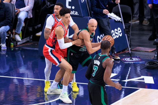 January 3, 2026, Inglewood, California, USA: Jordan Walsh 27 of the Boston Celtics is defended by Yanic Konan Niederhauser 14 of the Los Angeles Clippers during their 2025 NBA, Basketball Herren, USA regular season game on Saturday January 3, 2026 at Intuit Dome Arena in Inglewood, California. Clippers lose to Celtics, 146-115. JAVIER ROJAS PI Inglewood USA - ZUMAp124 20260103_zaa_p124_094 Copyright: xJavierxRojasx
