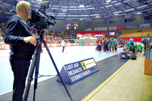 TV camera in the Sparkassen Arena Zwickau Handball Women 1 Bundesliga 2025 26 BSV Sachsen Zwickau Frisch Auf Göppingen 25 23 am 3 1 2026 BSV Sachsen Zwickau Frisch Auf Göppingen