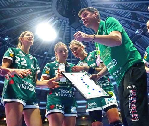 Coach Nico Kiener Göppingen in the middle of his team during a time-out Handball Womens 1 Bundesliga 2025 26 BSV Sachsen Zwickau Frisch Auf Göppingen 25 23 on 3 1 2026 at the Sparkassen Arena Zwickau BSV Sachsen Zwickau Frisch Auf Göppingen