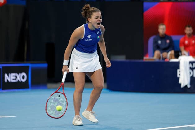 TENNIS UNITED CUP PERTH, Jasmine Paolini of Italy in action against Belinda Bencic of Switzerland during the United Cup day three match between Italy and Switzerland at RAC Arena in Perth, Sunday, January 4, 2026. ( NO ARCHIVING, EDITORIAL USE ONLY PERTH WESTERN AUSTRALIA AUSTRALIA  Copyright: xRICHARDxWAINWRIGHTx 20260104138900359349