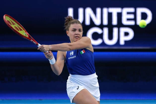 TENNIS UNITED CUP PERTH, Jasmine Paolini of Italy in action against Belinda Bencic of Switzerland during the United Cup day three match between Italy and Switzerland at RAC Arena in Perth, Sunday, January 4, 2026. ( NO ARCHIVING, EDITORIAL USE ONLY PERTH WESTERN AUSTRALIA AUSTRALIA  Copyright: xRICHARDxWAINWRIGHTx 20260104127359885980