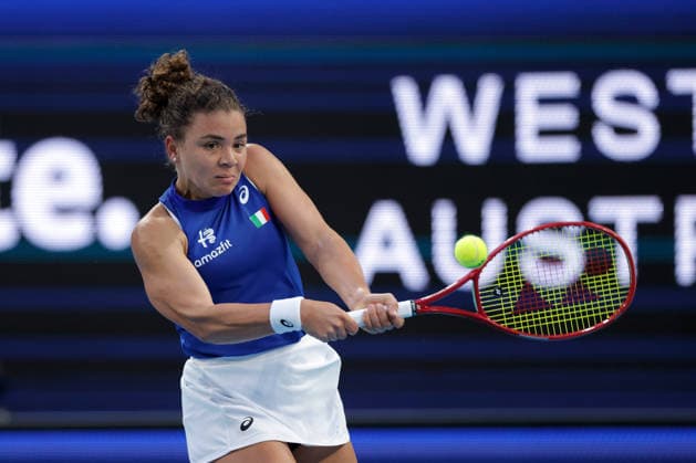 TENNIS UNITED CUP PERTH, Jasmine Paolini of Italy in action against Belinda Bencic of Switzerland during the United Cup day three match between Italy and Switzerland at RAC Arena in Perth, Sunday, January 4, 2026. ( NO ARCHIVING, EDITORIAL USE ONLY PERTH WESTERN AUSTRALIA AUSTRALIA  Copyright: xRICHARDxWAINWRIGHTx 20260104113807888501