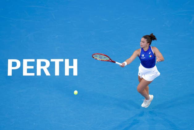 TENNIS UNITED CUP PERTH, Jasmine Paolini of Italy in action against Belinda Bencic of Switzerland during the United Cup day three match between Italy and Switzerland at RAC Arena in Perth, Sunday, January 4, 2026. ( NO ARCHIVING, EDITORIAL USE ONLY PERTH WESTERN AUSTRALIA AUSTRALIA  Copyright: xRICHARDxWAINWRIGHTx 20260104159383613616