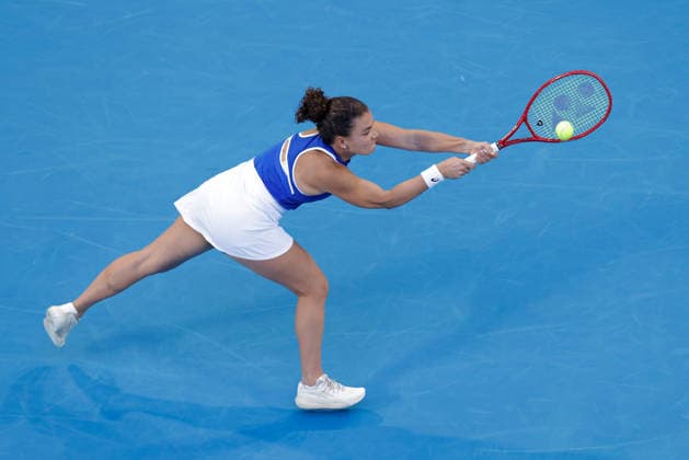 TENNIS UNITED CUP PERTH, Jasmine Paolini of Italy in action against Belinda Bencic of Switzerland during the United Cup day three match between Italy and Switzerland at RAC Arena in Perth, Sunday, January 4, 2026. ( NO ARCHIVING, EDITORIAL USE ONLY PERTH WESTERN AUSTRALIA AUSTRALIA  Copyright: xRICHARDxWAINWRIGHTx 20260104156443259499