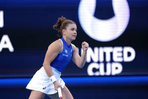 TENNIS UNITED CUP PERTH, Jasmine Paolini of Italy in action against Belinda Bencic of Switzerland during the United Cup day three match between Italy and Switzerland at RAC Arena in Perth, Sunday, January 4, 2026. ( NO ARCHIVING, EDITORIAL USE ONLY PERTH WESTERN AUSTRALIA AUSTRALIA  Copyright: xRICHARDxWAINWRIGHTx 20260104121227319238