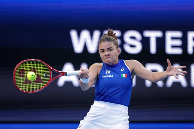 TENNIS UNITED CUP PERTH, Jasmine Paolini of Italy in action against Belinda Bencic of Switzerland during the United Cup day three match between Italy and Switzerland at RAC Arena in Perth, Sunday, January 4, 2026. ( NO ARCHIVING, EDITORIAL USE ONLY PERTH WESTERN AUSTRALIA AUSTRALIA  Copyright: xRICHARDxWAINWRIGHTx 20260104193727853519