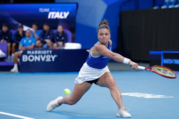 TENNIS UNITED CUP PERTH, Jasmine Paolini of Italy in action against Belinda Bencic of Switzerland during the United Cup day three match between Italy and Switzerland at RAC Arena in Perth, Sunday, January 4, 2026. ( NO ARCHIVING, EDITORIAL USE ONLY PERTH WESTERN AUSTRALIA AUSTRALIA  Copyright: xRICHARDxWAINWRIGHTx 20260104122160304918