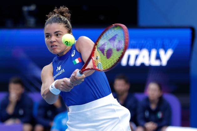 TENNIS UNITED CUP PERTH, Jasmine Paolini of Italy in action against Belinda Bencic of Switzerland during the United Cup day three match between Italy and Switzerland at RAC Arena in Perth, Sunday, January 4, 2026. ( NO ARCHIVING, EDITORIAL USE ONLY PERTH WESTERN AUSTRALIA AUSTRALIA  Copyright: xRICHARDxWAINWRIGHTx 20260104129609146785