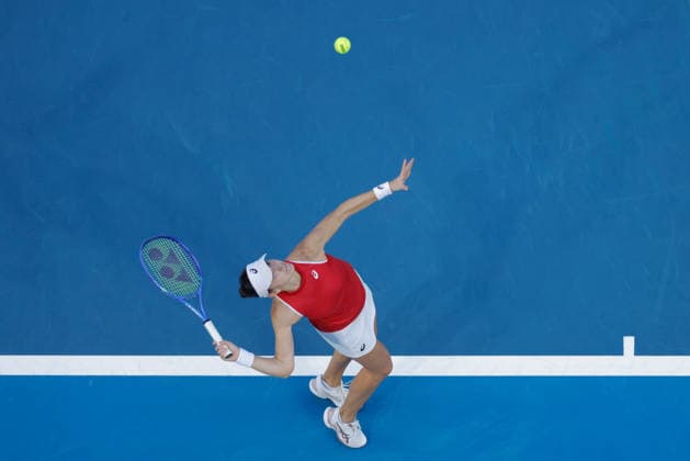 TENNIS UNITED CUP PERTH, Belinda Bencic of Switzerland in action against Jasmine Paolini of Italy during the United Cup day three match between Italy and Switzerland at RAC Arena in Perth, Sunday, January 4, 2026. ( NO ARCHIVING, EDITORIAL USE ONLY PERTH WESTERN AUSTRALIA AUSTRALIA  Copyright: xRICHARDxWAINWRIGHTx 20260104179665703124