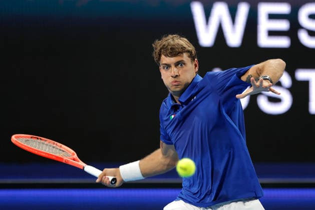 TENNIS UNITED CUP PERTH, Flavio Cobolli of Italy in action against Stan Wawrinka of Switzerland during the United Cup day three match between Italy and Switzerland at RAC Arena in Perth, Sunday, January 4, 2026. ( NO ARCHIVING, EDITORIAL USE ONLY PERTH WESTERN AUSTRALIA AUSTRALIA  Copyright: xRICHARDxWAINWRIGHTx 20260104181144981159
