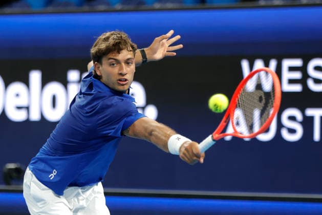 TENNIS UNITED CUP PERTH, Flavio Cobolli of Italy in action against Stan Wawrinka of Switzerland during the United Cup day three match between Italy and Switzerland at RAC Arena in Perth, Sunday, January 4, 2026. ( NO ARCHIVING, EDITORIAL USE ONLY PERTH WESTERN AUSTRALIA AUSTRALIA  Copyright: xRICHARDxWAINWRIGHTx 20260104181601622200
