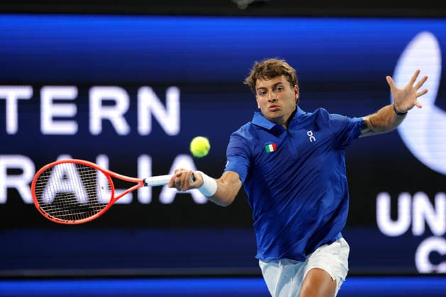 TENNIS UNITED CUP PERTH, Flavio Cobolli of Italy in action against Stan Wawrinka of Switzerland during the United Cup day three match between Italy and Switzerland at RAC Arena in Perth, Sunday, January 4, 2026. ( NO ARCHIVING, EDITORIAL USE ONLY PERTH WESTERN AUSTRALIA AUSTRALIA  Copyright: xRICHARDxWAINWRIGHTx 20260104189187653527