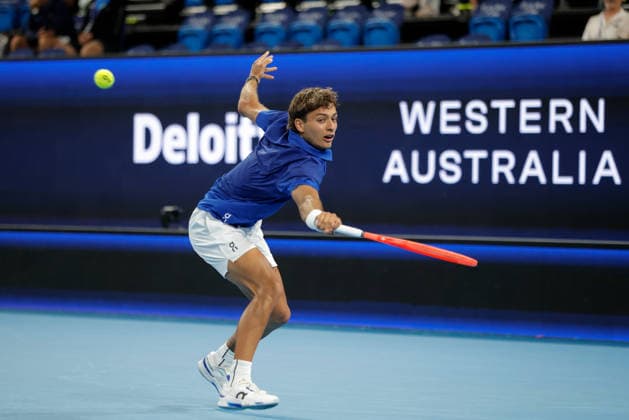 TENNIS UNITED CUP PERTH, Flavio Cobolli of Italy in action against Stan Wawrinka of Switzerland during the United Cup day three match between Italy and Switzerland at RAC Arena in Perth, Sunday, January 4, 2026. ( NO ARCHIVING, EDITORIAL USE ONLY PERTH WESTERN AUSTRALIA AUSTRALIA  Copyright: xRICHARDxWAINWRIGHTx 20260104136894189597