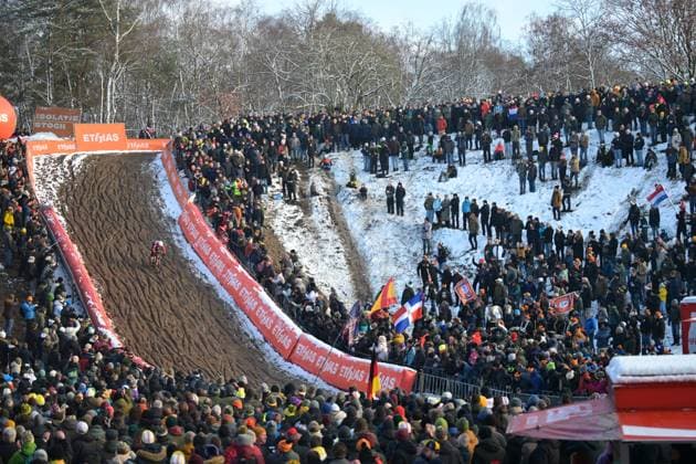 Lot of people on a cold day with snow for the women s elite race at the World Cup cyclocross cycling event in Zonhoven on Sunday 04 January 2026, stage 9 (out of 12) of the UCI World Cup competition. DAVIDxPINTENS  x153495975x