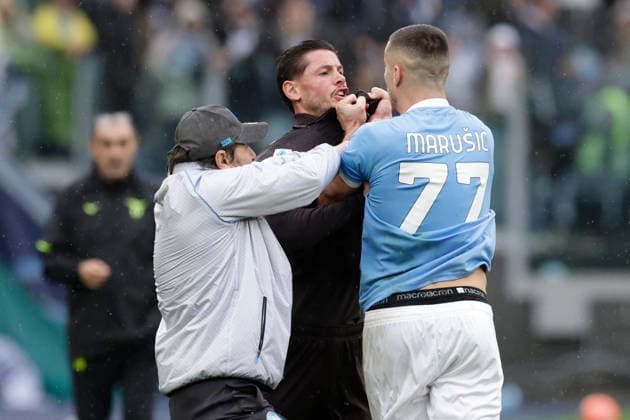 Serie A football match SS Lazio vs SSC Napoli Napoli s Italian defender Pasquale Mazzocchi and Lazio™s Serbian defender Adam Marusic fight during the Serie A football match SS Lazio vs SSC Napoli at Olimpico Stadium on January 04, 2026, in Rome. _BPH5833 Copyright: xAntonioxBalascox