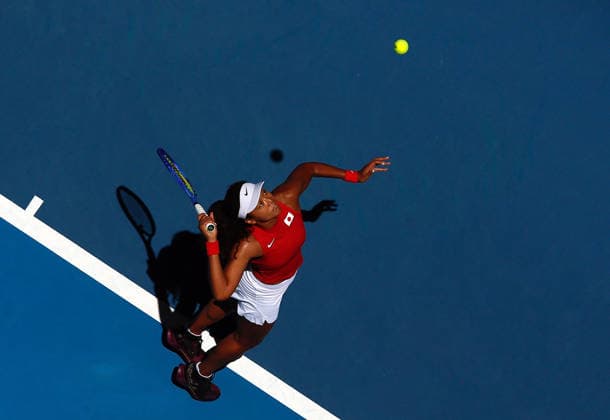 (260104) -- PERTH, Jan. 4, 2026 -- Osaka Naomi serves during the women s singles match between Osaka Naomi of Japan and Katie Swan of Britain in the Group E round robin match between Japan and Britain at the 2026 United Cup tennis tournament in Perth, Australia, Jan. 4, 2026. (Photo by Xinhua) (SP)AUSTRALIA-PERTH-TENNIS-UNITED CUP-JPN VS GBR ZhouxDan 