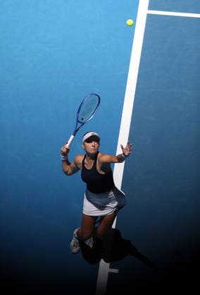 (260104) -- PERTH, Jan. 4, 2026 -- Katie Swan serves during the women s singles match between Osaka Naomi of Japan and Katie Swan of Britain in the Group E round robin match between Japan and Britain at the 2026 United Cup tennis tournament in Perth, Australia, Jan. 4, 2026. (Photo by Xinhua) (SP)AUSTRALIA-PERTH-TENNIS-UNITED CUP-JPN VS GBR ZhouxDan 