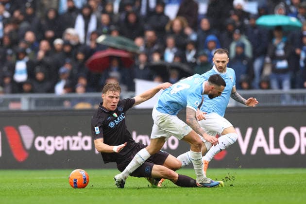 January 4, 2026, Rome, Lazio, Italy: Rasmus Hojlund of Napoli and Fuentes Mario Gila of Lazio during Serie A soccer match SS Lazio - SSC Napoli at Stadio Olimpico on January 4, 2026 in Rome , Italy. Rome Italy - ZUMAl131 20260104_zsp_l131_040 Copyright: xCiroxDexLucax