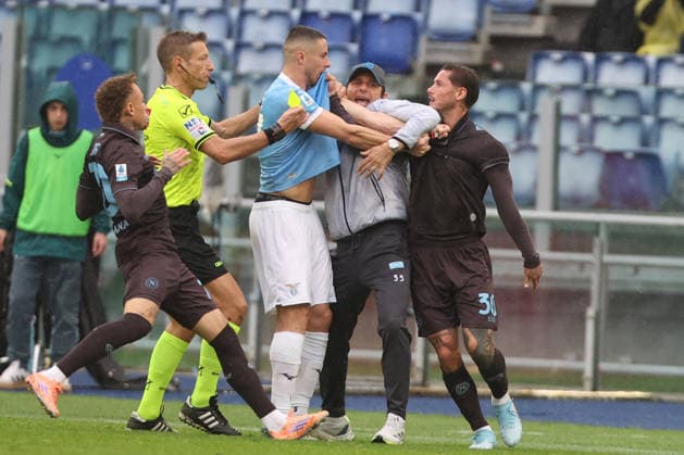 CALCIO - Serie A - SS Lazio vs SSC Napoli Rome, Italy - January 4, 2025: Antonio Conte coach of S.S.C. Napoli divides the two litigants Adam Marusic of S.S. Lazio , Pasquale Mazzocchi of S.S.C. Napoli during the Serie A Enilive 2025-2026 football match between S.S. Lazio vs S.S.C. Napoli at Olympic Stadium. Rome Italy  Copyright: xIPAxSport ABACAx