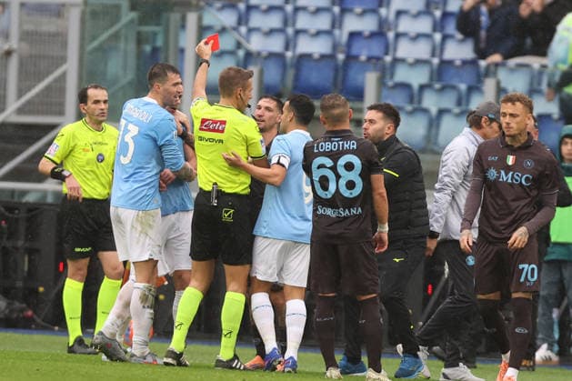 CALCIO - Serie A - SS Lazio vs SSC Napoli Rome, Italy - January 4, 2025: Referee Daivde Massa show red card for Adam Marusic of S.S. Lazio during the Serie A Enilive 2025-2026 football match between S.S. Lazio vs S.S.C. Napoli at Olympic Stadium. Rome Italy  Copyright: xIPAxSport ABACAx