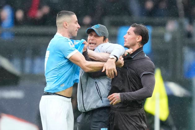 SS Lazio v SSC Napoli - Serie A Adam Marusic right-back of Lazio and Montenegro and Pasquale Mazzocchi right-back of Napoli and Italy are arguing during the Serie A match between SS Lazio and SSC Napoli at Stadio Olimpico on January 4, 2026 in Rome, Italy. Rome Italy  Copyright: xJosexBretonx originalFilename:bretonhernandez-sslaziov260104_nphL0.jpg