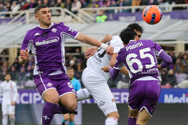 ACF Fiorentina v US Cremonese - Campionato Serie A Fabiano Parisi of ACF Fiorentina and Francesco Folino of US Cremonese ,battle for the ball during the Italian Serie A football match between ACF Fiorentina and US Cremonese ,on January 4 ,2026 at the Artemio-Franchi stadium in Florence. Firenze FI Italy  Copyright: xAndreaxMartinix originalFilename:martini-acffiore260104_np72K.jpg