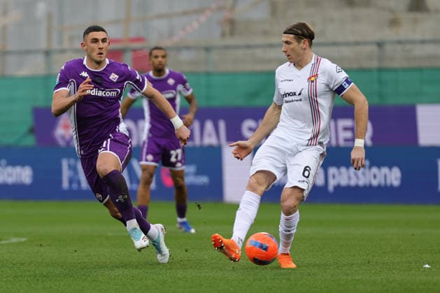 ACF Fiorentina v US Cremonese - Campionato Serie A Federico Baschirotto of US Cremonese controls the ball during the Italian Serie A football match between ACF Fiorentina and US Cremonese ,on January 4 ,2026 at the Artemio-Franchi stadium in Florence. Firenze FI Italy  Copyright: xAndreaxMartinix originalFilename:martini-acffiore260104_npK3H.jpg
