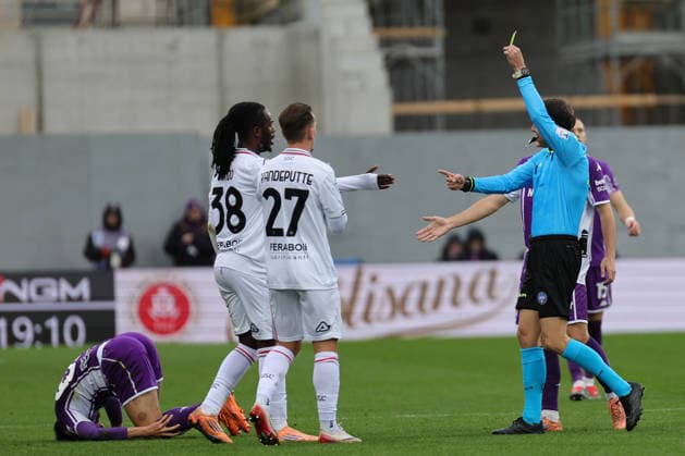 ACF Fiorentina v US Cremonese - Campionato Serie A Referee Federico La Penna shows Yellow to Warren Bondo of US Cremonese during the Italian Serie A football match between ACF Fiorentina and US Cremonese ,on January 4 ,2026 at the Artemio-Franchi stadium in Florence. Firenze FI Italy  Copyright: xAndreaxMartinix originalFilename:martini-acffiore260104_npKGv.jpg