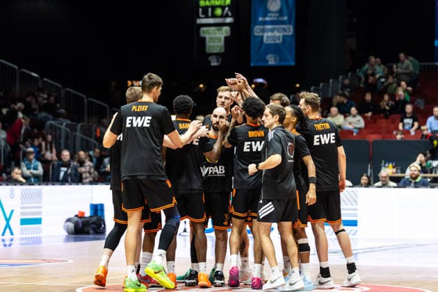 GER, easy Credit Basketball Bundesliga, Niners Chemnitz RASTA Vechta 04 01 2026, Messe, Chemnitz, GER, easy Credit Basketball Bundesliga, Niners Chemnitz RASTA Vechta Shoulder to shoulder from RASTA Vechta Photo Alexander Trienitz Chemnitz Messe Sachsen Germany