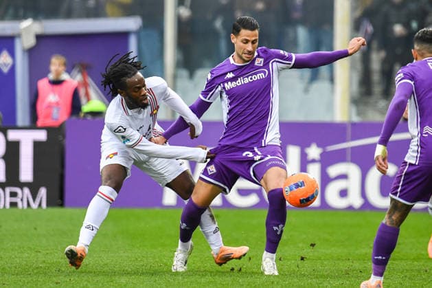 Rolando Mandragora (Fiorentina) is fouled by Warren Bondo (Cremonese) during ACF Fiorentina vs US Cremonese, Italian soccer Serie A match in Florence, Italy, January 04 2026  Copyright: xFabioxFagiolini IPAxSportx xipa-agency.netx xx IPA_69681505 IPA_Agency_IPA69681505